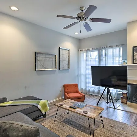 Comfortable Dallas Condo Close To Attractions